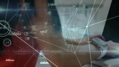 Kadın ölçümleri analiz ederken dizüstü bilgisayarda, ağ hatlarında ve veri düğümlerinde yazmak. Teknoloji, yenilik, bağlantı, dijital, fütüristik, çalışma alanı, analiz