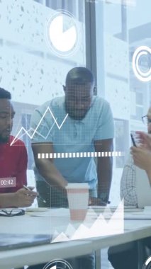 İstatistiksel veri işlemenin animasyonu. Ofiste tartışan farklı meslektaşlardan oluşan bir ekibe karşı. Bilgisayar arayüzü ve iş veri teknolojisi kavramı