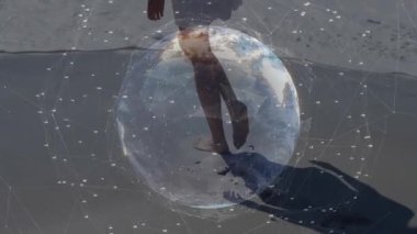 Yürüyen bacaklar dijital küreyi başlatıyor ağ düğümlerini örtüyor, Dünya haritasını döndürüyor verileri görselleştiriyor. Minimalist, gelecekçi, teknoloji, bağlantı, doğa, dinginlik, yenilik