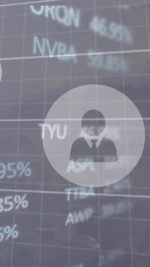 Grafikli profil simgelerinin animasyonu ve sis kaplı modern şehir üzerinden ticaret panosu. Dijital bileşik, çoklu pozlama, rapor, iş dünyası, borsa ve mimari kavramı.