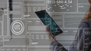 Kadın tablet tutuyor ve ekranı tıkırdatıyor. Bu da izleme için finans tablolarını güncelliyor. Teknoloji, veri görselleştirme, analitik, iş, dijital arayüz, profesyonel, gelecekçi