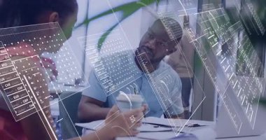 Kadın, oturduğu adamın yanına gidip veri tablolarını göstererek finans departmanının üst üste binmesine neden oluyor. İşbirliği, veri, analitik, teknoloji, arayüz, finans, üretkenlik