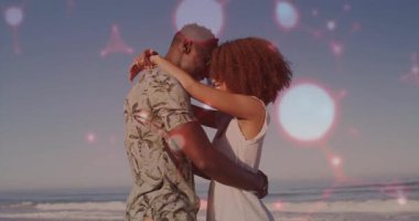 Sahilde kucaklaşan düğün çifti. Gün ışığıyla kıvılcımlar saçan kalp atışları sevgiyi gösteriyor. Romantizm, şefkat, sükunet, açık hava, doğal, şefkat, bağlantı