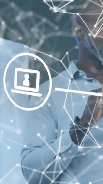 Çeşitli yöneticilerin iş arkadaşlarıyla fikirleri paylaşması üzerine bağlantılı noktaların ve simgelerin animasyonu. Dijital bileşik, çoklu pozlama, iletişim, planlama, takım çalışması ve teknoloji kavramı.