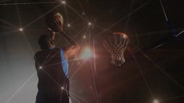 Sporcu faul çizgisinde topu kaldırıyor, topu yukarı itiyor ve spor teknolojisiyle topa vuruyor. Sporcu, spor, dijital, teknoloji, gelecek, hareket, odaklanma