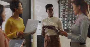 Sunucu tabletinin etrafındaki teknoloji ekibi tableti tıklatıyor ve cam duvarda veri grafiklerine neden oluyor. İşbirliği, takım çalışması, yenilik, modernlik, dijital, iletişim, profesyonel