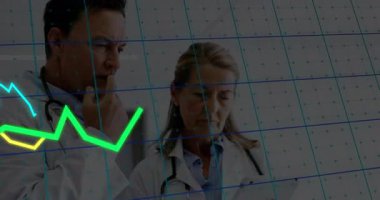 İki doktor veri incelemesi için tıbbi koridorun üzerinde hareketli grafik ızgara yaptıktan sonra tableti tıkırdatıyor. Tıbbi, profesyoneller, analiz, teknoloji, işbirliği, araştırma, teşhis