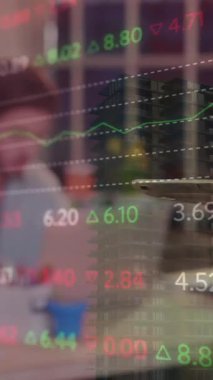 Ofiste tablet kullanan beyaz iş kadınının finansal veri işleme animasyonu. Küresel iş, finans, iletişim ve dijital arayüz kavramı dijital olarak oluşturulmuş video.