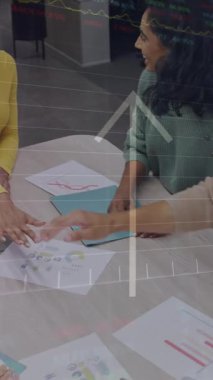 Çeşitli meslektaşların ellerini biraraya getirmesi üzerine borsa veri işleme animasyonu. Küresel ekonomi ve iş teknolojisi kavramı