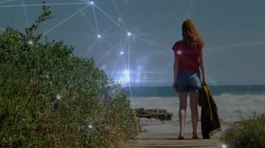 Tahta kaldırımda duraklayan bir kadın, ağ örtüsünü tetikliyor ve teknoloji görselleştirmesini sağlıyor. Deniz manzarası, bağlantı, yenilik, doğa, sükunet, dijital sanat, ufuk.