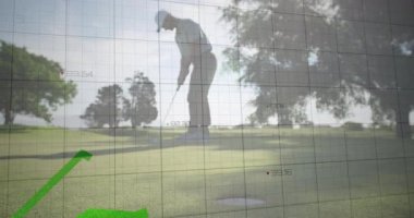 Golfçü deliğe nişan alıyor, yeşili takıyor, şebeke grafiklerini canlandırıyor golf analitiği için hız güncelliyor. Atletik, hassas, spor giyim, teknoloji, açık hava, rekabetçi, minimalist