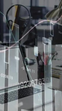 Ofiste dizüstü bilgisayar kullanan beyaz bir kadının dikiz aynasından istatistiksel veri işleme animasyonu. İş veri teknolojisi kavramı