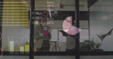 Şeffaf cam animasyon çizelgeleri ve notları analiz eden iki iş kadını. İşbirliği, veri analizi, strateji, dijital panel, modernite, takım çalışması, iş zekası