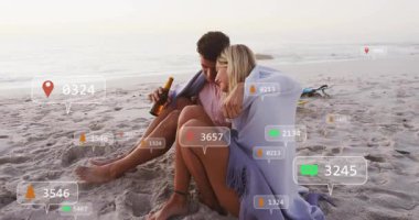 Gün batımında kumsala varan çift, şişeleri açıyor, dijital ikonların kıvılcımları çoğalıyor ve azalıyor. Aşk, eğlence, sükunet, bağlantı, manzara, alacakaranlık, kutlama