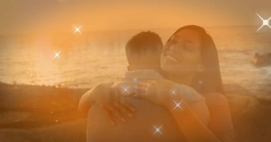 Güneş ufuk çizgisine doğru alçalıyor. Işıldıyor ve parıldayan çift iş için sarılıyor. Romantizm, samimiyet, günbatımı, kıyı şeridi, şefkat, sükunet, ışıltı