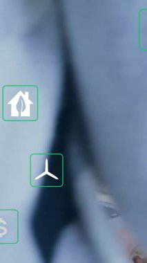 Ofisteki çeşitli iş adamları üzerinde ekolojik ikonlar ve veri işleme animasyonları. Küresel finans, iş, bağlantılar, hesaplama ve veri işleme kavramı dijital olarak oluşturulmuş video.