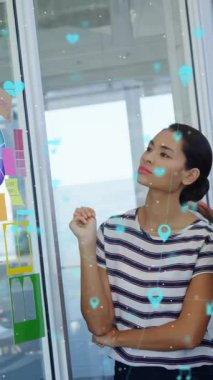 Çeşitli iş arkadaşlarının yapışkan notlar üzerine strateji tartışmaları üzerine bağlantılı simgelerin canlandırılması. Dijital bileşik, çoklu pozlama, iletişim, planlama, iş, takım çalışması ve teknoloji kavramı.