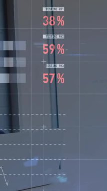 Kafkas iş kadınının ofisteki akıllı telefonuyla konuşmasının veri işleme animasyonu. Bilgisayar arayüzü ve iş veri teknolojisi kavramı