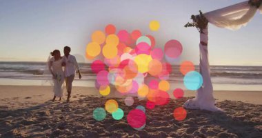 Sudan uzaklaşan çift düğün yürüyüşü sırasında yarı şeffaf daireler çiziyor. Romantizm, kutlama, sükunet, zarafet, doğal, huzur, uyum.