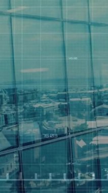 Şehir manzarası üzerinde finansal veri işleme animasyonu. küresel finansman, bilgisayar ve dijital arayüz kavramı dijital olarak oluşturulmuş video.