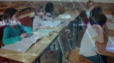 Okul öğrencileri eğitimle ilgili notlar alırken, ağ giderek azalan bir odak noktası oluşturuyor. Sınıf arkadaşları, eğitim, işbirliği, modern, öğrenme, bilişsel, kentsel