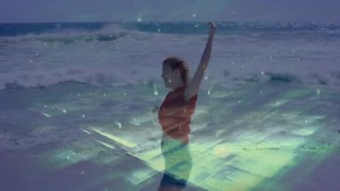 Sahile gelen bir kadın kollarını kaldırarak dans ediyor. Teknolojik veri örtüsüyle dalgalarla senkronize oluyor. Macera, sükunet, hareket, canlılık, açık hava, minimalizm, enerji