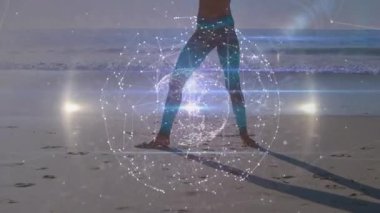 Kadının kıyıda duruşu, belin etrafında parlayan kürenin dijital akışını göstermesi gibi. Enerjik, holografik, farkındalık, fütüristik, dans, dinginlik, refah