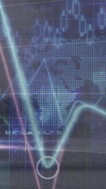 Dünya haritası üzerinde borsa veri işleme animasyonunun şehir manzarasının havadan görüntüsü ile karşılaştırılması. Küresel ekonomi ve iş veri teknolojisi kavramı