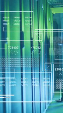 Sunucu odasındaki erkek çalışanın üzerinde şema ve veri işleme animasyonları. Teknoloji ve dijital arayüz kavramı dijital olarak oluşturuldu.