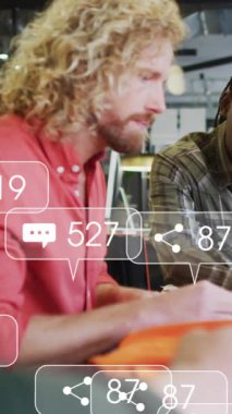 Çeşitli tasarımcıların kıyafet tasarımlarını tartışması üzerine bilgilendirme çubuklarının animasyonu. Dijital bileşik, çoklu pozlama, iş, takım çalışması, planlama, sosyal medya anımsatma ve teknoloji.