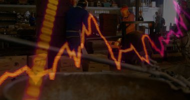 Üç erkek teknisyen, atölye atölyesinde verileri üst üste koyan işçi tulumları ve kasketli kasklar takıyor. Sanayi, takım çalışması, makine, imalat, işbirliği, teknik, mühendislik