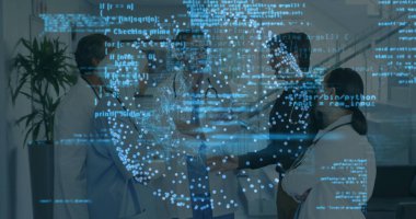 Hastane koridorunda şifreli bir şekilde baş cerrah ve teknik danışman toplantısı. İşbirliği, sağlık, yenilik, profesyonellik, dijital, teknoloji, takım çalışması