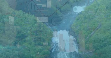 Merkezi nehir geçidi, sarp dağ ormanlarını kesiyor, veri örtüleriyle. Doğa, vahşi doğa, topoğrafya, ekoloji, veri görselleştirme, analitik, çevre