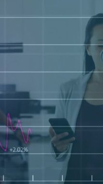 Akıllı telefon kullanan bir iş kadınının finansal veri işleme animasyonu. Küresel finans, iş, bağlantılar, hesaplama ve veri işleme kavramı dijital olarak oluşturulmuş video.
