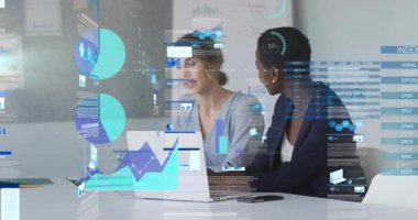 Dizüstü bilgisayar çizgisi grafiğini gösteren iki profesyonel kadın veri analizi için animasyon çizelgeleri hazırlıyor. İş, takım çalışması, analitik, işbirliği, yenilik, sunum, kurumsal