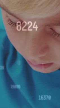 Kafkas öğrencilerin kitap yazması üzerine numara ve sembol değiştirme animasyonu. Dijital bileşik, çoklu pozlama, büyüme, iş, çocukluk, eğitim ve okul kavramı.