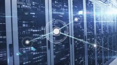 Sunucu raflarında ağ büyümesini gösteren yeni düğümlere satır gönderen parlayan bir düğüm görülüyor. Teknoloji, bağlantı, dijital, veri, siber güvenlik, fütüristik, yenilik
