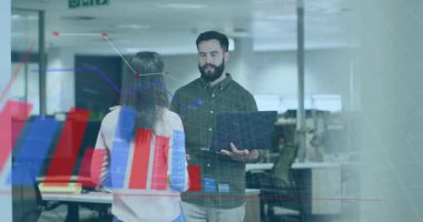 Adam dizüstü bilgisayarını açıp iş yerleri kırmızı ve mavi çizelgeleri gösteriyor, kadın da trendleri sorguluyor. Profesyonel, analitik, dijital, kurumsal, işbirliği, yenilikçi, dinamik