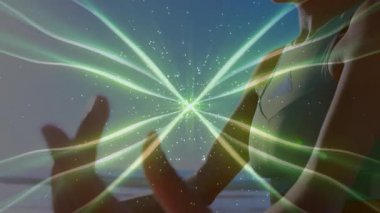 Sakin deniz kenarında el ele tutuşan bir kadın, yeşil küre sağlık çalışması için enerji akımları başlatıyor. Enerji, meditasyon, maneviyat, refah, dinginlik, dijital, gelecekçilik