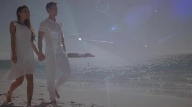 Sahile çıkan bir çift, dijital yolculuğu gösteren parıldayan ışıklar ve teknolojik örtülere neden oluyor. Romantik, dinginlik, yenilik, maneviyat, zarafet, sükunet, uyum.