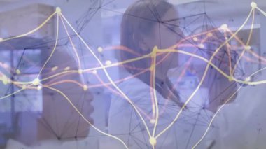 Bilim adamı cam tahtada işaret ve çizim ağı seçerken meslektaşı da inceleme için işaret ediyor. İşbirliği, yenilik, veri görselleştirme, araştırma, dijital arayüz, takım çalışması, bilimsel ortam