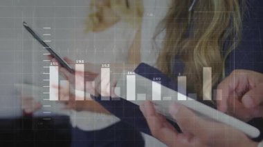 Veri analizi için tabletleri tıklatan ve bar çizelgelerini etkinleştiren iş adamları. Teknoloji, analitik, işbirliği, yenilik, finans, dijital, kurumsal