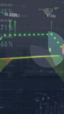 Şehir manzarası üzerinde finansal veri işleme animasyonu. Küresel finansman, iş ve dijital arayüz kavramı dijital olarak oluşturulmuş video.