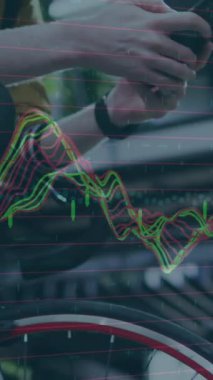 Sokakta akıllı telefon kullanan bisikletli mutlu albino adama karşı veri işleme animasyonu. Bilgisayar arayüzü ve iş veri teknolojisi