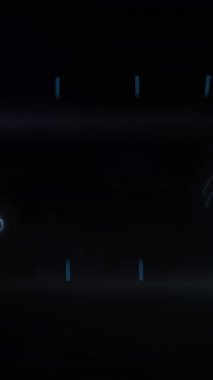 Mercek parlamasının animasyonu, çok renkli geometrik şekil, siyah arkaplan üzerinde devre kartı deseni. Dijital olarak üretilmiş, hologram, aydınlatılmış, soyut, güç kaynağı ve teknoloji konsepti.