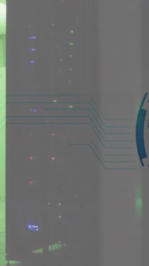 Bilgisayar sunucu odasında, yuvarlak tarayıcı üzerinden ileti bloğu simgesinin canlandırılması. Siber güvenlik ve iş veri depolama teknolojisi kavramı