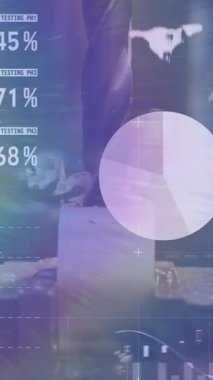 Aletlerin geri dönüşüm çöpleri üzerinde hareket eden birden fazla grafik, harita ve verinin animasyonu. Dijital bileşik, çoklu maruz kalma, bilgi, geri dönüşüm, kirlilik, atık yönetimi, koruma.