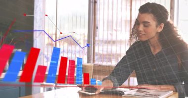 Kadın akıllı telefonu kupanın yanına yerleştiriyor, veri analizi için 3D bar tablosu ve çizgi grafiği oluşturuyor. Dijital, analitik, modern, profesyonel, çalışma alanı, yenilikçi, görselleştirme