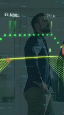 Kafkas işadamının ofisindeki finansal veri işleme animasyonu. küresel iş, finans ve dijital arayüz kavramı dijital olarak oluşturulmuş video.