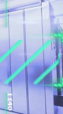 Bilgisayar sunucuları üzerinden veri işleme animasyonu. Küresel finans, iş, bağlantılar, hesaplama ve veri işleme kavramı dijital olarak oluşturulmuş video.